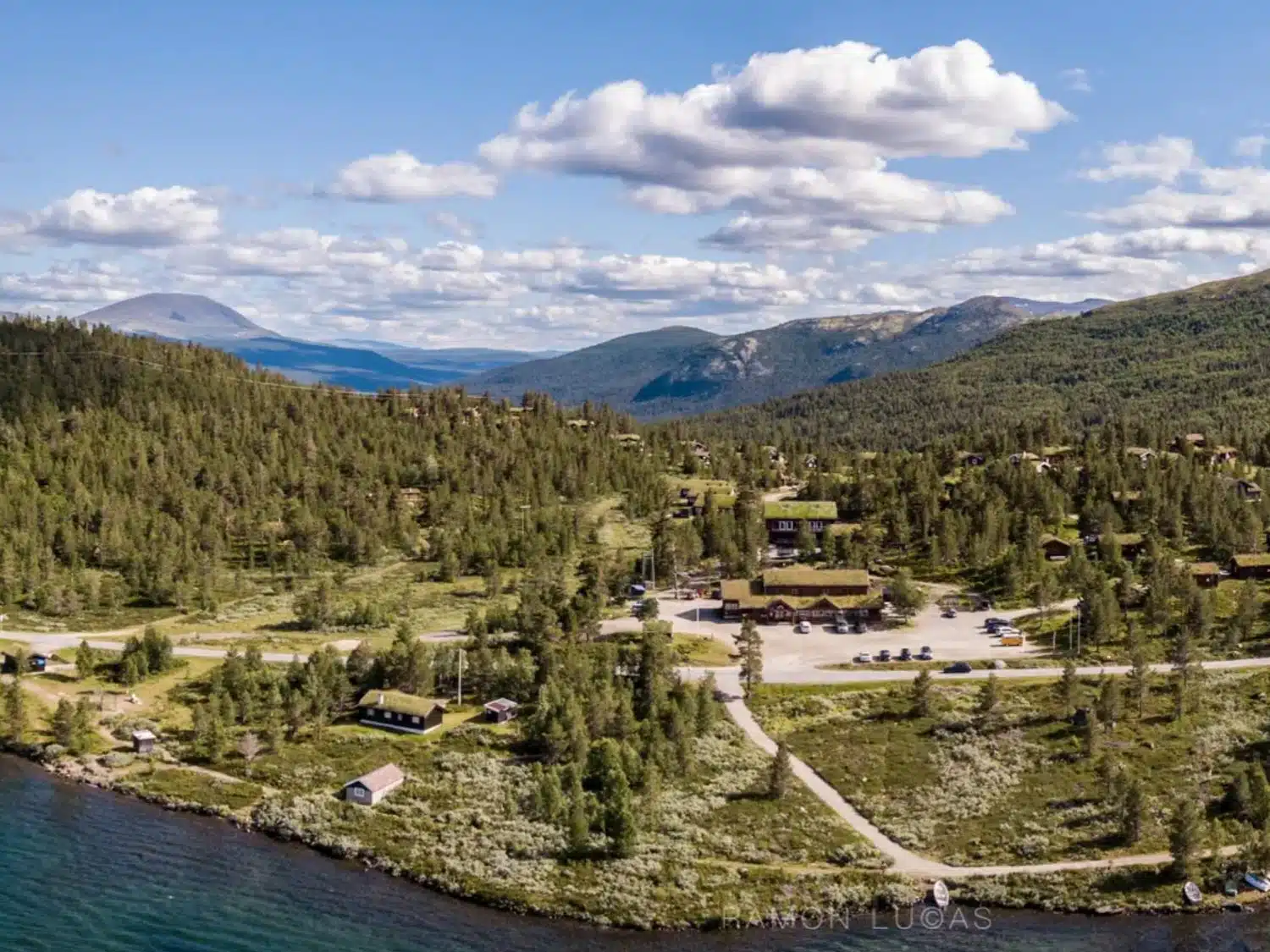 Overview of Lemonsjø Fjellstue and Hyttegrend in Jotunheimen